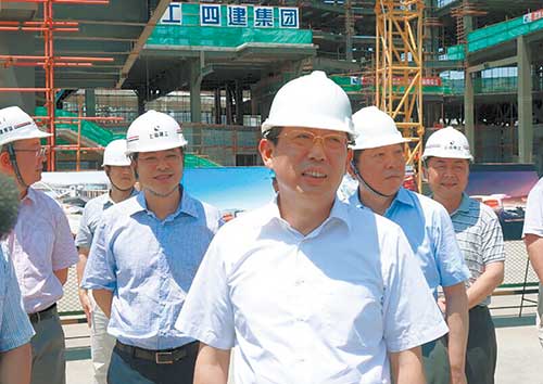 上海市市长杨雄慰问工程建设者